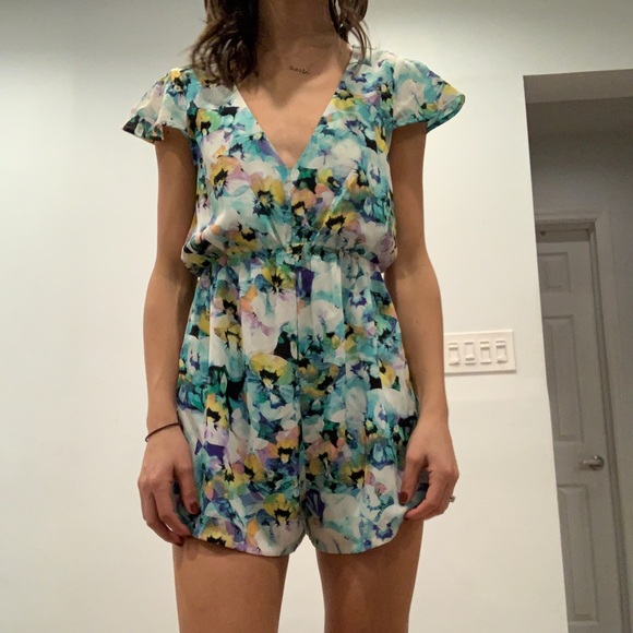 V-neck floral romper - Picture 1 of 3